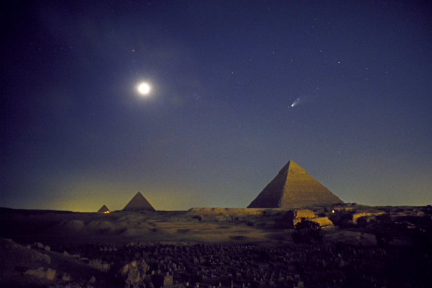 Comet Hale-Bopp over Pyramids at Giza.jpg